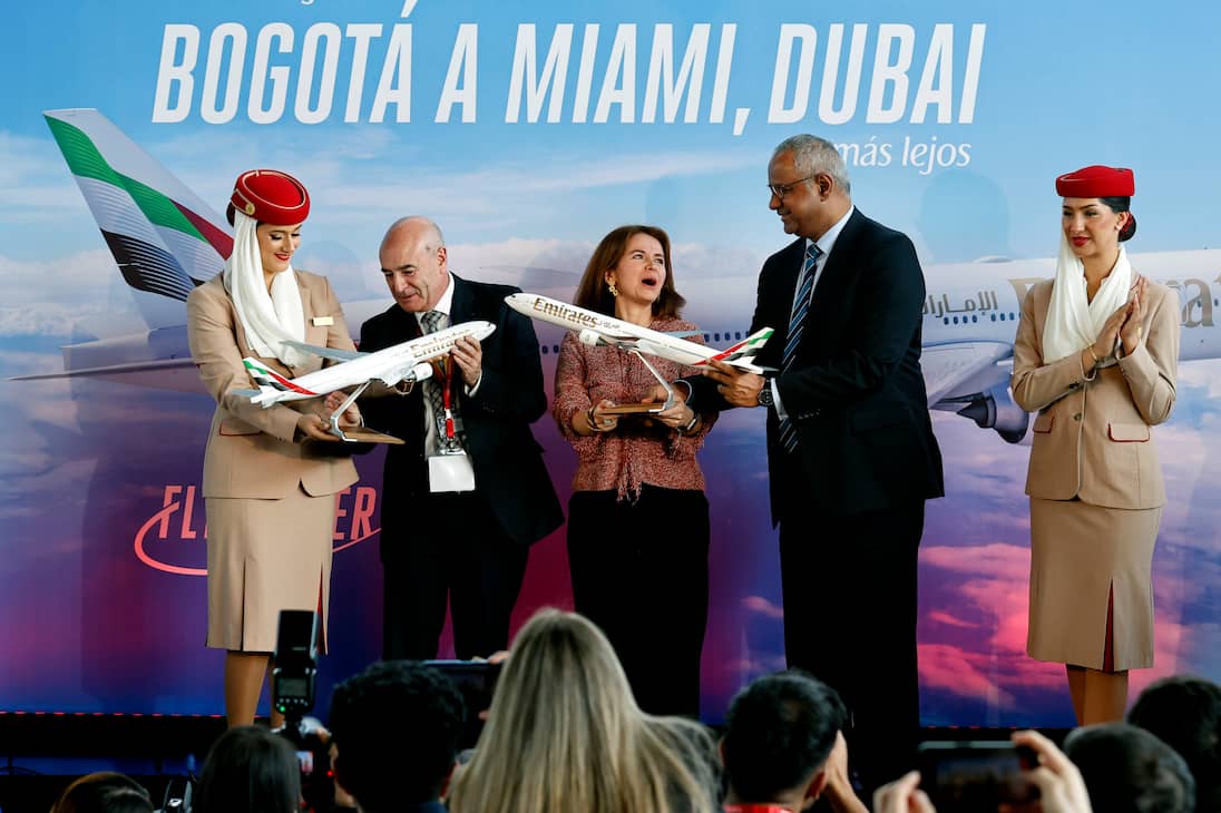 COL500. BOGOTÁ (COLOMBIA), 05/06/2024.- El vicepresidente ejecutivo de Ventas de Pasajes y Gestión de Países de la aerolínea Emirates, Nabil Sultan (2d), recibe un avión a escala junto a Sergio París (2i), director Aerocivil, y Natali Leal (c), directora de OPAIN, este miércoles en el aeropuerto El Dorado en Bogotá (Colombia). La aerolínea Emirates dio el pistoletazo de salida para su nueva ruta entre Dubái y Bogotá con escala en Miami, un "momento histórico" que refuerza las relaciones entre Colombia y Emiratos Árabes Unidos (UAE) y que supone la "primera gran conexión entre Oriente Medio y el norte de Sudamérica". EFE/ Mauricio Dueñas Castañeda