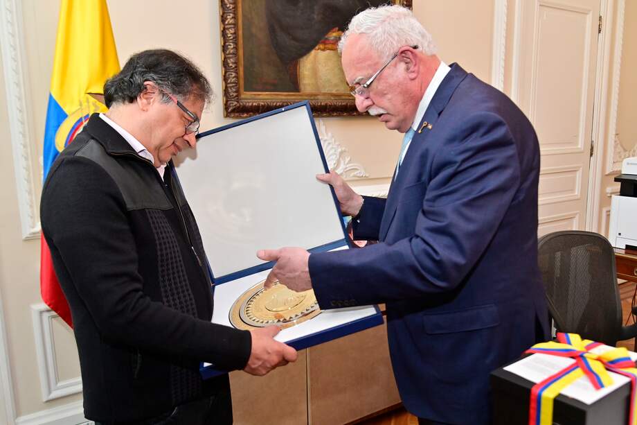 El presidente colombiano, Gustavo Petro (i), junto al Canciller Palestino Ryiad Malki (d) en la Casa de Nariño.
