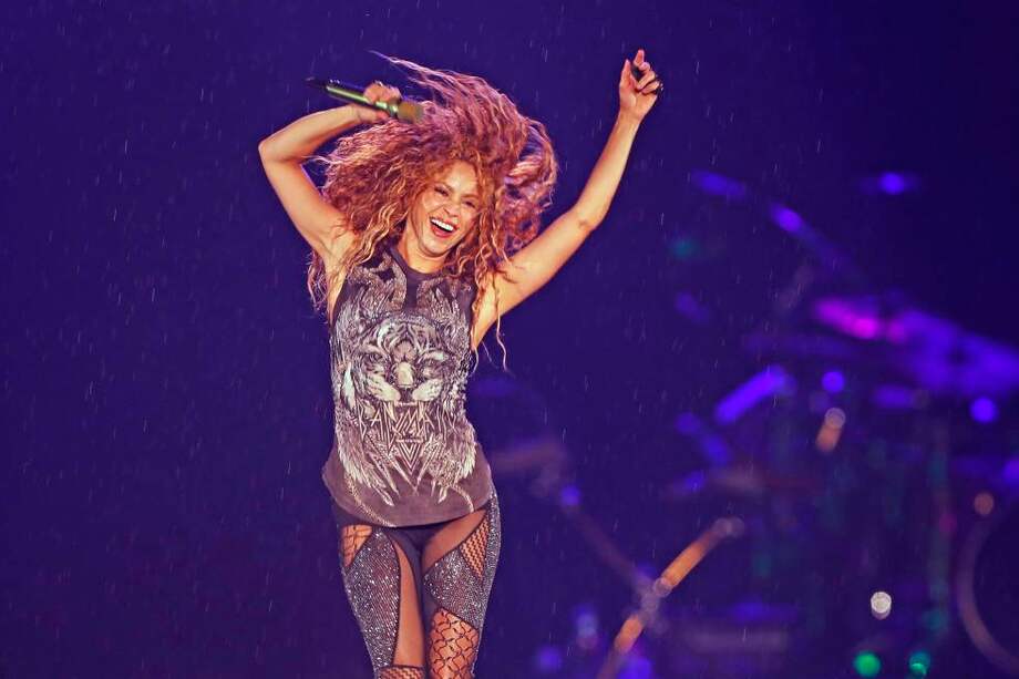 En su tour “El Dorado”, Shakira hace un recorrido amplio por su discografía. El show incluye luces y pirotecnia. / EFE