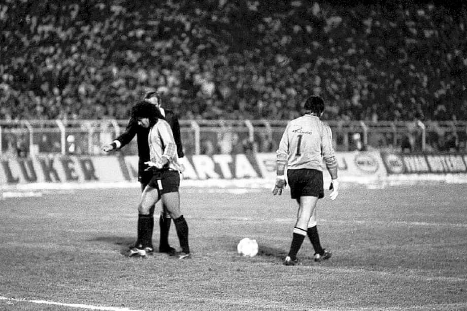 René Higuita se dirige a una de las porterías de El Campín, de Bogotá, en la definición por penaltis de la final de la Copa Libertadores 1989. / Cortesía Fundación Henry Agudelo.