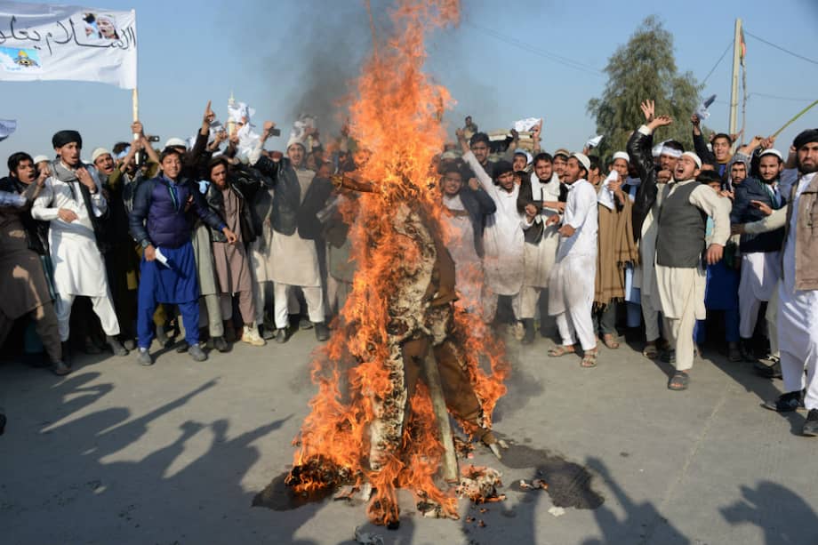 También en Afganistán, en Jalalabad, cientos de personas protestaron, quemando una imagen de Trump al grito de "muerte a Estados Unidos, a Trump y a Israel". / AFP