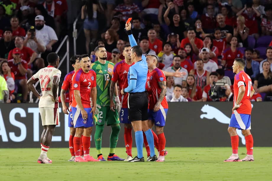 El árbitro colombiano Wilmar Roldán muestra una tarjeta roja a Gabriel Suazo durante el partido entre Canadá y Chile durante la Copa América 2024.