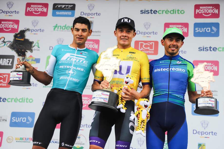 Diego Camargo (Izq.), Rodrigo Contreras y Wilson Peña (Der.), los integrantes del podio de la Vuelta a Colombia 2024.