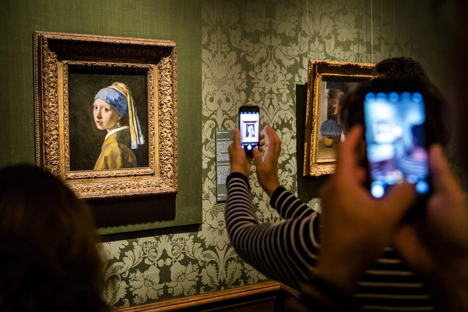 The Hague (Netherlands), 28/07/2017.- Visitors take photographs of the 'Girl with a Pearl Earring' by Dutch artist Johannes Vermeer in the Mauritshuis Museum in The Hague, The Netherlands, 27 October 2022. The Mauritshuis is the Dutch Government's collection of hundreds of paintings of Dutch masters such as Vermeer or Rembrandt. (Países Bajos; Holanda, La Haya) EFE/EPA/Bart Maat

