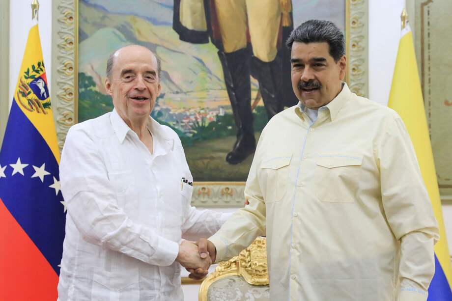 Fotografía cedida por prensa de Miraflores donde se observa al presidente de Venezuela Nicolás Maduro (d) junto al canciller de Colombia Álvaro Leyva, en Caracas (Venezuela). 
