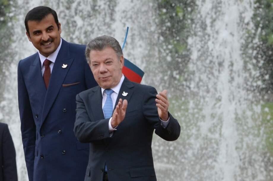 El presidente Juan Manuel Santos, y el emir Tamim bin Hamad Al Thani al término de la reunión en el Palacio de Nariño. / AFP