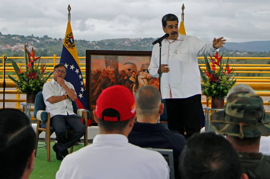 El presidente de Venezuela Nicolás Maduro (d), hablando en febrero pasado durante una reunión con su homólogo colombiano Gustavo Petro en el Puente Atanasio Girardot, en la frontera entre Colombia y Venezuela.