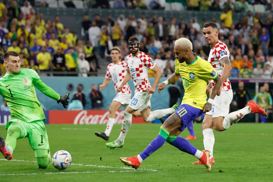  Dominik Livakovic (i) de Croacia disputa un balón con Neymar de Brasil, en un partido de los cuartos de final del Mundial de Fútbol Qatar 2022 entre Croacia y Brasil en el estadio Ciudad de la Educación en Rayán (Catar) EFE/ Esteban Biba
