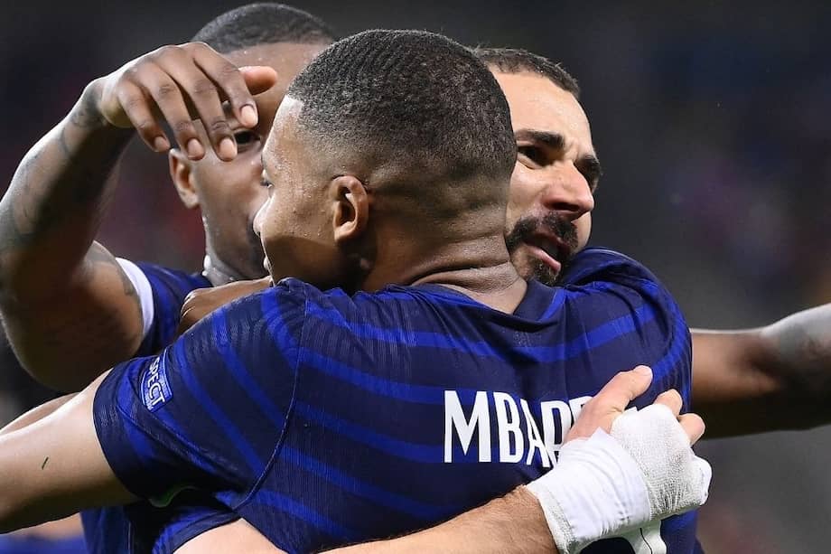 Benzema y Mbappé se abrazan en la Euro 2021. 