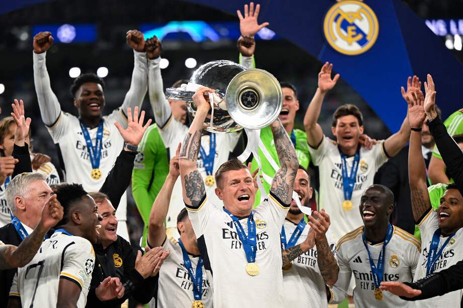 El centrocampista alemán #08 del Real Madrid Toni Kroos (C) y los jugadores del Real Madrid levantan el trofeo para celebrar su victoria al final de la final de la Champions League de la UEFA entre el Borussia Dortmund y el Real Madrid, en el estadio de Wembley, en Londres, el 1 de junio. , 2024.