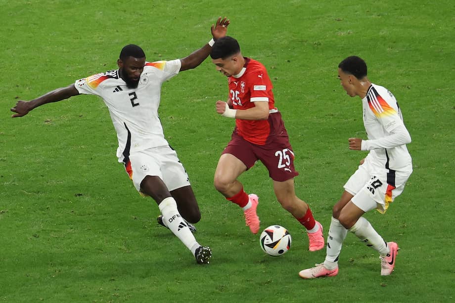Alemania y Suiza en su duelo por la Eurocopa. 
