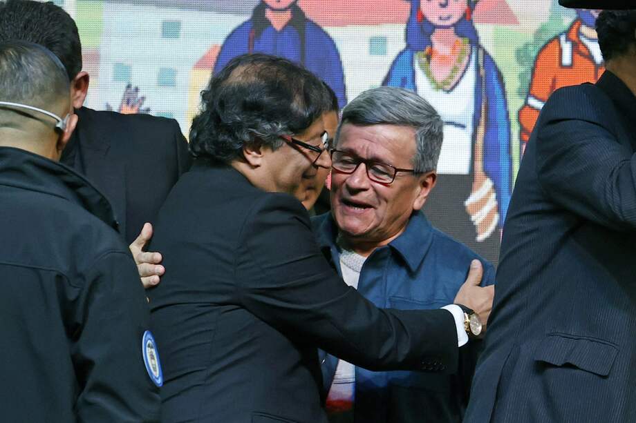 El 3 de agosto de 2023, en Bogotá, el president Gustavo Petro se encontró con Pablo Beltrán, del ELN. / EFE - Mauricio Dueñas Castañeda (ARCHIVO)
