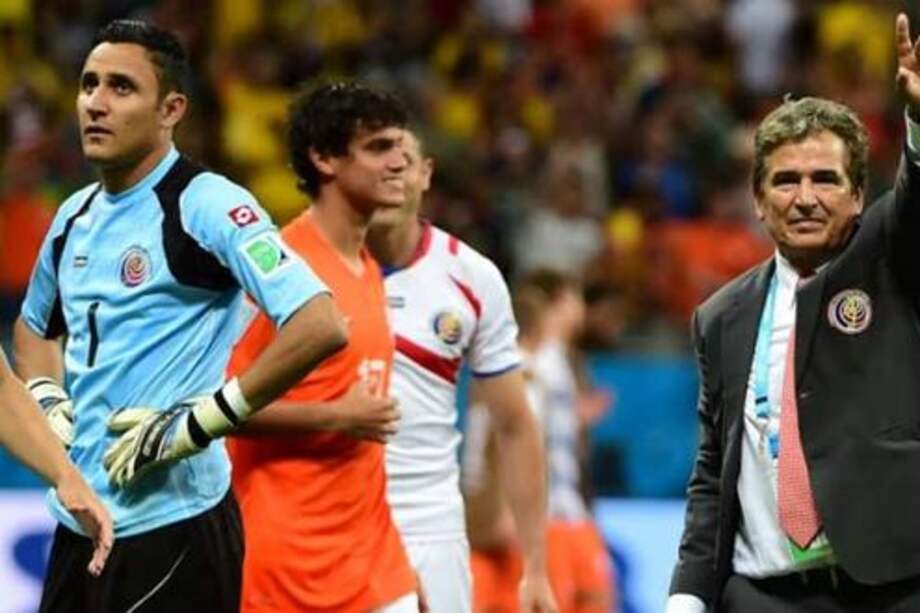 Keylor Navas y Jorge Luis Pinto, tras la eliminación de Costa Rica a manos de Holanda en el Mundial de Brasil 2014.