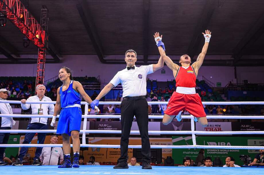 La vallecaucana Yeni Arias celebra su paso a la final del Mundial Femenino de Boxeo (54 kg) tras derrotar a Enkhjargal Munguntsetseg, de Mongolia.