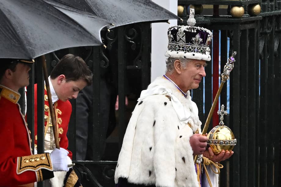 El rey Carlos III de Gran Bretaña, con la corona del estado imperial y el orbe del soberano, sale de la Abadía de Westminster después de la ceremonia de coronación.