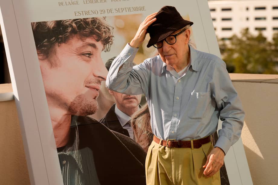 El director neoyorquino Woody Allen posa durante la presentación este lunes en Barcelona de su última película, "Golpe de suerte", rodada en francés.