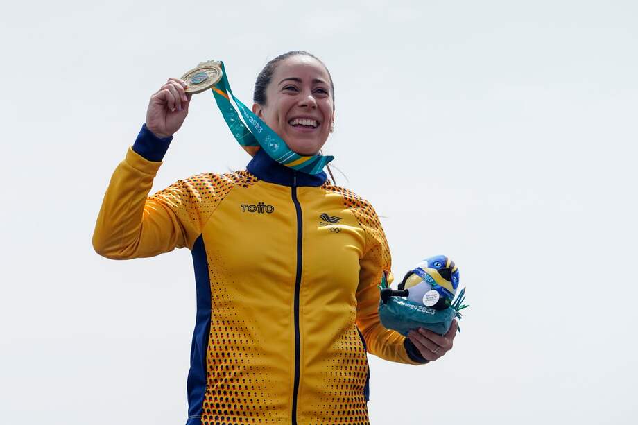 Mariana Pajón, con su medalla de oro en Santiago 2023. 