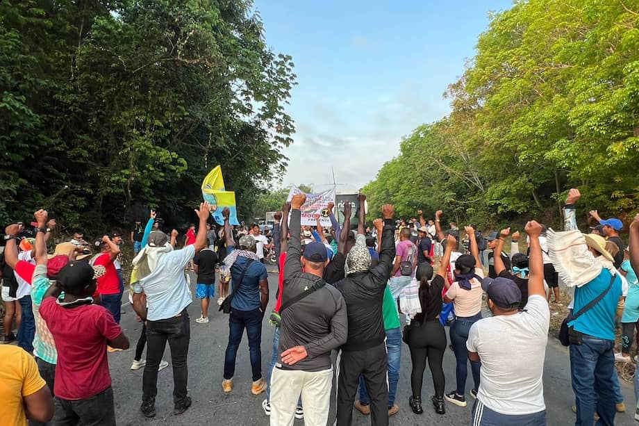 En el punto Lizama, carretera Barranca -Bucaramanga, la comunidad campesina se manifestó este lunes debido a la crisis humanitaria y declararon el paro regional indefinido ¡por la Vida y la Permanencia en el Territorio!
