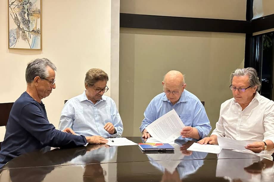 "Wálter Mendoza” e “Iván Márquez”, miembros de la Segunda Marquetalia, junto al alto comisionado de Paz, Otty Patiño, y Armando Novoa, jefe de la delegación del Gobierno.