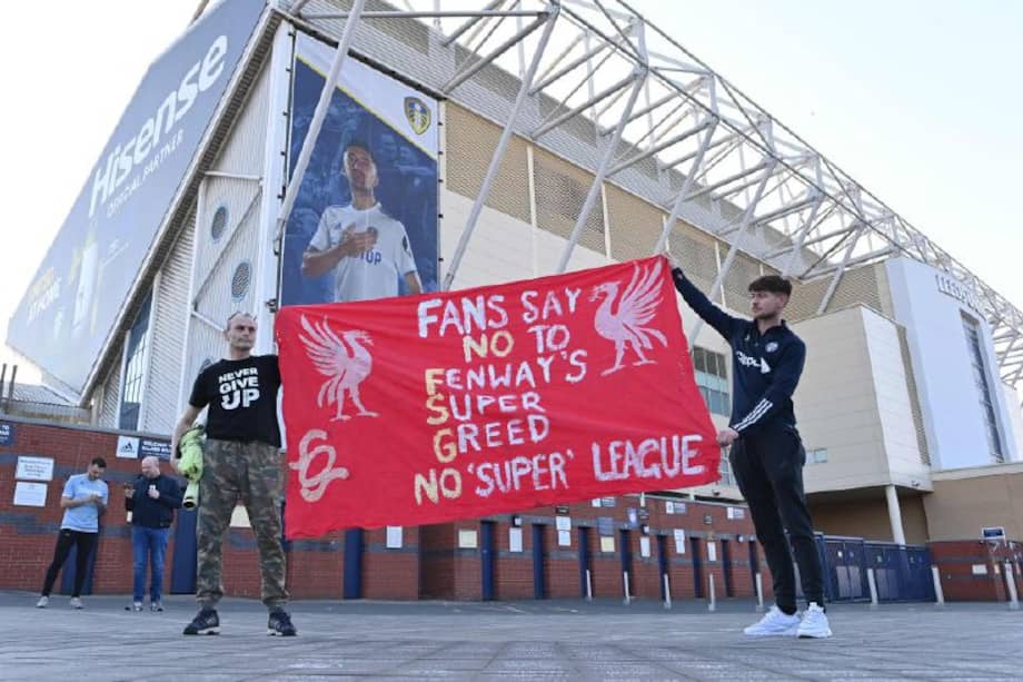Hinchas del Liverpool inglés se manifestaron en contra de la “Superliga"
 / AFP / Paul ELLIS
