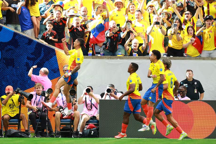 Daniel Muñoz celebra el primer gol de Colombia en la Copa América 2024.