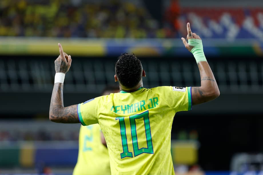 Neymar de Brasil celebra un gol hoy, en un partido de las Eliminatorias Sudamericanas para la Copa Mundial de Fútbol 2026 entre Brasil y Bolivia en el estadio estatal Jornalista Edgar Augusto Proença en Belém (Brasil). 