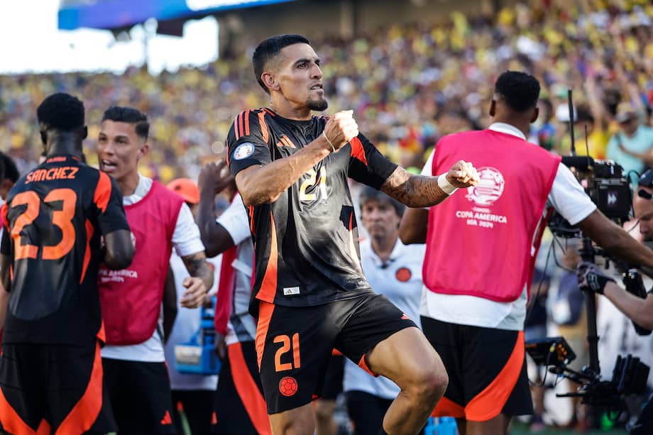 Daniel Muñoz celebra con sus compañeros después de anotar en el partido de la Copa América 2024 entre Brasil y Colombia.