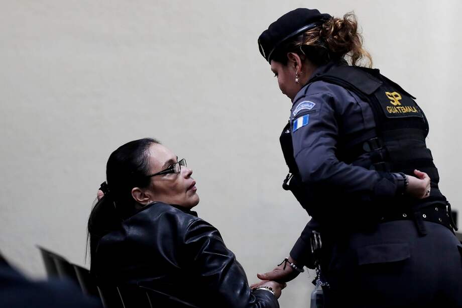 La ex vicepresidenta de Guatemala, Roxana Baldetti, con una agente del Sistema Penitenciario durante su juicio / EFE
