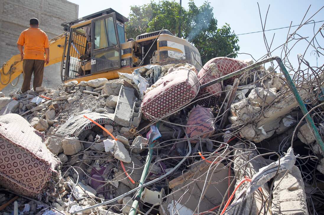 AMIZMIZ (MARRUECOS), 09/09/2023.- Una máquina excavadora ayuda en las tareas de búsqueda de supervivientes entre los escombros de edificios derruidos en la población de Amizmiz, situada a unos 30 kilómetros del epicentro del terremoto, en las faldas del Atlas. EFE/ María Traspaderne