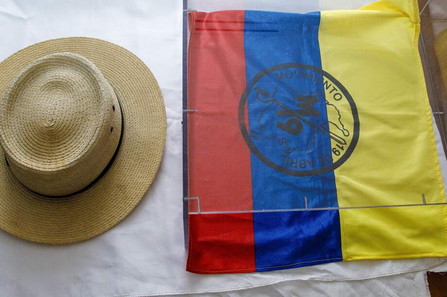 Este sombrero fue el que utilizó Carlos Pizarro durante la firma del acuerdo de paz entre el Gobierno colombiano y el M-19, hecho ocurrido el 8 de marzo de 1990.
