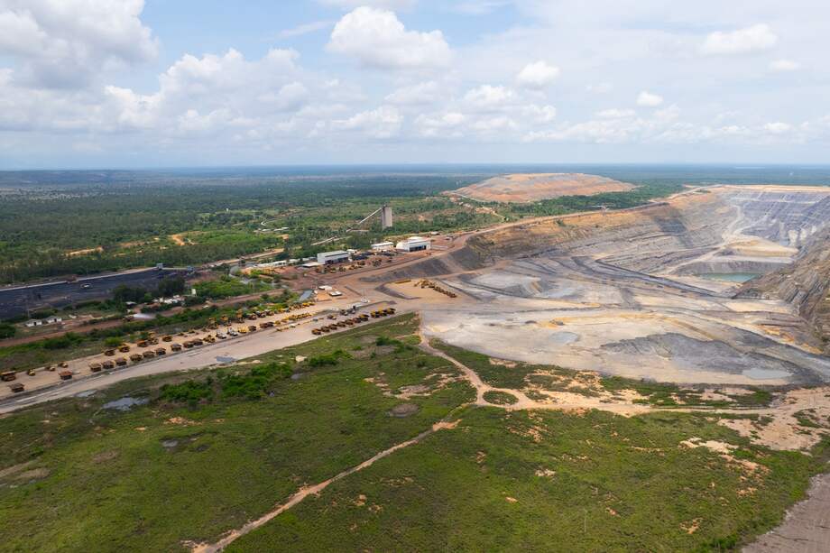Vista aérea de una de las minas de carbón que está activa en el centro del Cesar. Hay cinco municipios dentro de la zona de influencia de este tipo de explotación en la región: La Loma (corregimiento de El Paso), La Jagua de Ibirico, Becerril, Agustín Codazzi y Chiriguana.