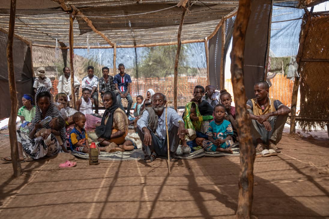 Un grupo de pacientes, refugiados provenientes de la región etíope de Tigray, esperan para ser atendidos en la clínica de Médicos Sin Fronteras en el campo de refugiados Um Rakuba, en Sudán.