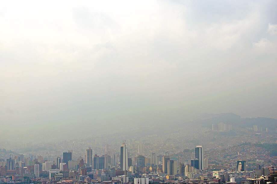 En Medellín, de 71 días del registro, el 4,4 % del tiempo no se cumple la norma de 24 horas, según el experto Mesa Sánchez. / AFP.