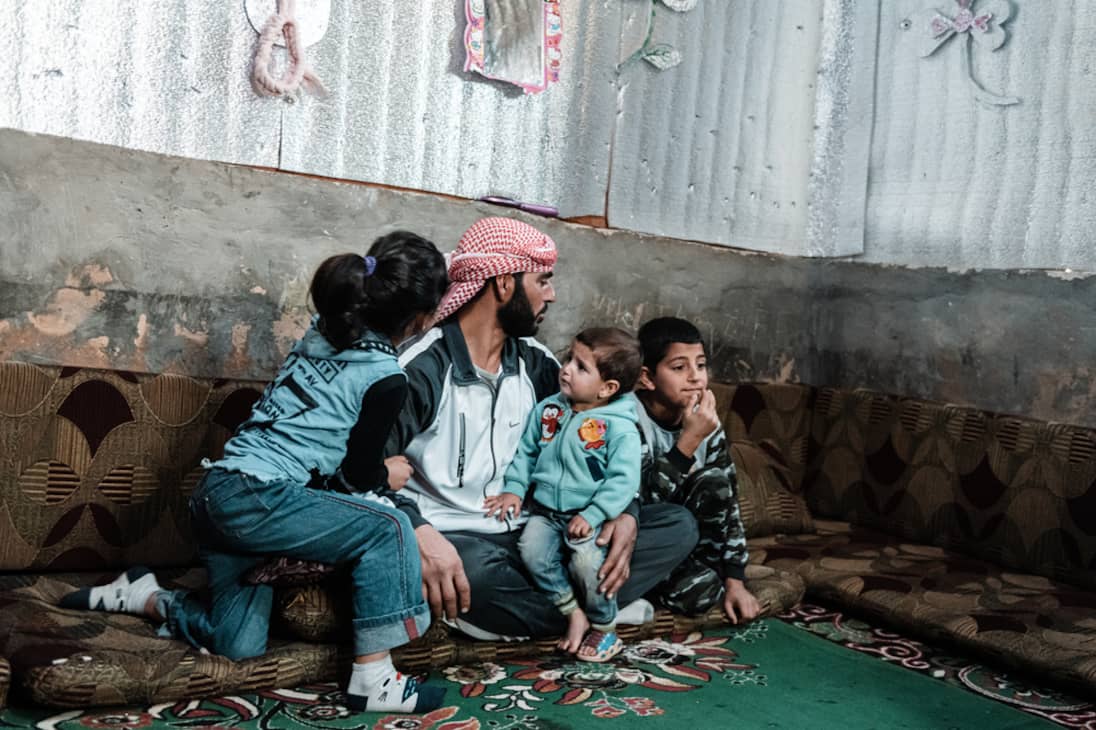 Ahmed es un refugiado sirio que llegó al Líbano en 2015 junto a su mujer y sus cuatro hijos. Desde entonces, han estado viviendo en un asentamiento informal de tiendas de campaña. Desde que la crisis económica golpeó al Líbano, la familia ha luchado cada vez más para comprar artículos básicos.