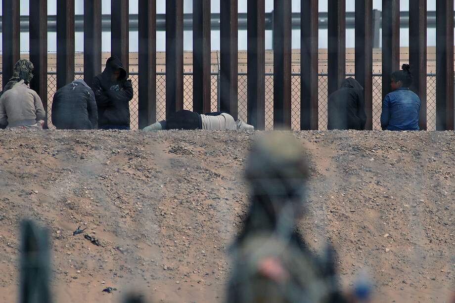  Migrantes permanecen entre la frontera con Estados Unidos, el 27 de abril de 2024, en Ciudad Juárez.