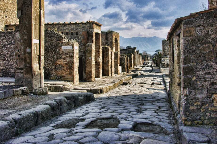 Pompeya fue enterrada bajo los escombros que dejó la erupción del Monte Vesubio en el año 70 a.C.
