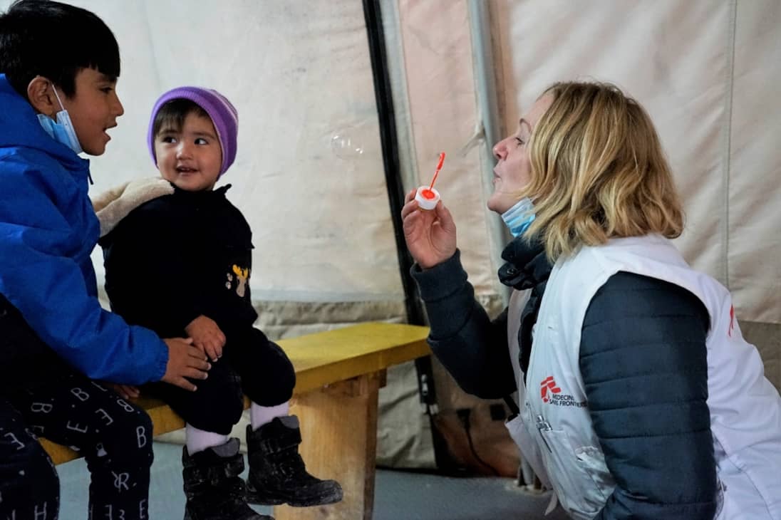 Katrin Glatz-Brubakk, supervisora de actividades de salud mental, jugando con niños en la sala de espera de la Clínica de Médicos Sin Fronteras en la isla de Lesbos. Más de 7.000 solicitantes de asilo y refugiados, incluidos 2.500 niños, siguen viviendo en tiendas de campaña, expuestos a duras condiciones de vida en el campamento de Kara Tepe en  Lesbos.