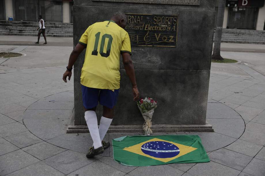Marcio Da Silva rinde tributo a Pelé frente al estadio Maracaná de Río de Janeiro (Brasil). EFE/ Antonio Lacerda

