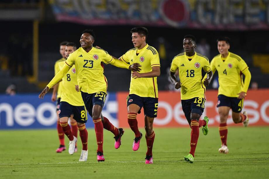La selección de Colombia sub 20 celebrando su victoria ante Paraguay en el estadio El Campín.