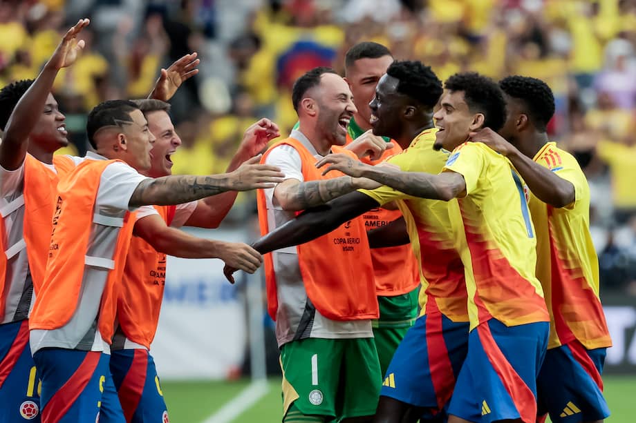 Los jugadores de la selección de Colombia celebran la victoria 3-0 sobre Costa Rica, en Glendale, Arizona.  EFE/EPA/JOHN G. MABANGLO

