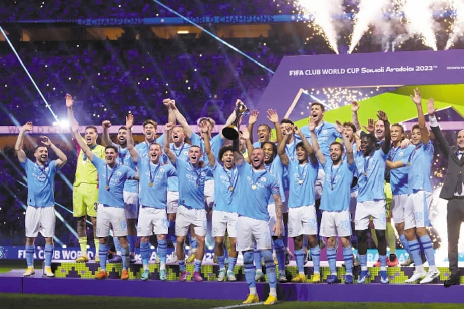 Los jugadores del Manchester City y su entrenador Pep Guardiola (der) celebran su victoria en el Mundial de Clubes de la FIFA. /AP