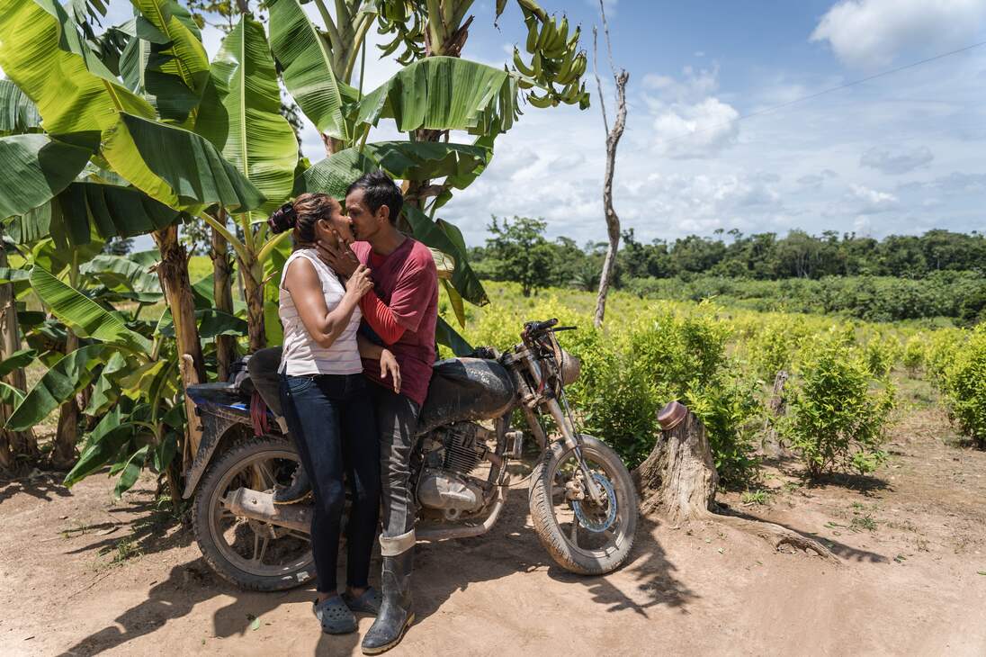 Una pareja de migrantes venezolanos se besa en medio de un cultivo de coca en una vereda de Tibú (Norte de Santander). En los últimos cinco años, miles de venezolanos han cruzado la frontera hacia Colombia, en la región del Catatumbo, para vivir de la coca. Solo en Tibú viven cerca de 30.000 migrantes venezolanos que trabajan con la coca.