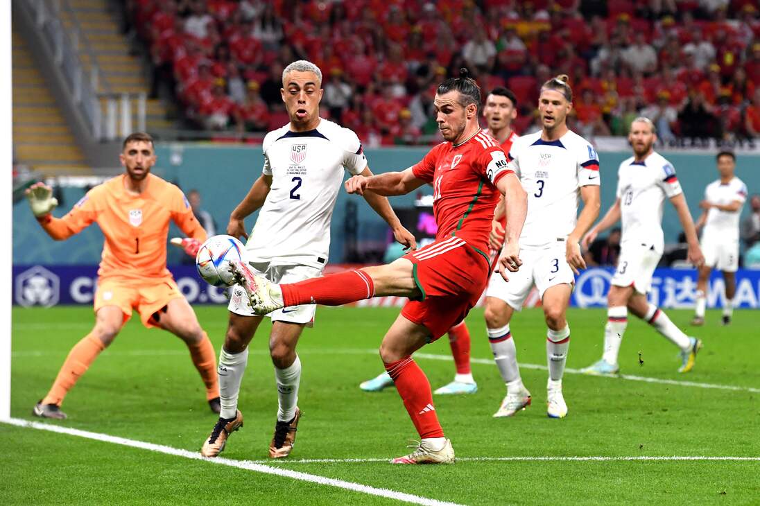 Doha (Qatar), 21/11/2022.- Gareth Bale of Wales tries to control the ball in front of Sergino Dest of the USA during the FIFA World Cup 2022 group B soccer match between the USA and Wales at Ahmad bin Ali Stadium in Doha, Qatar, 21 November 2022. (Mundial de Fútbol, Estados Unidos, Catar) EFE/EPA/Neil Hall