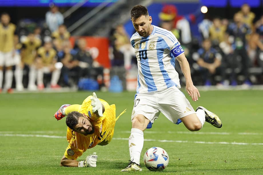 Lionel Messi (der.) en una de las opciones que tuvo en el partido ante Canadá.
