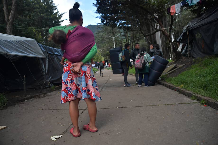 Desalojo de los indígenas asentados con cambuches de plástico en el Parque Nacional, al que llegaron el 29 de septiembre en su mayoría son niños, mujeres embarazadas y lactantes.