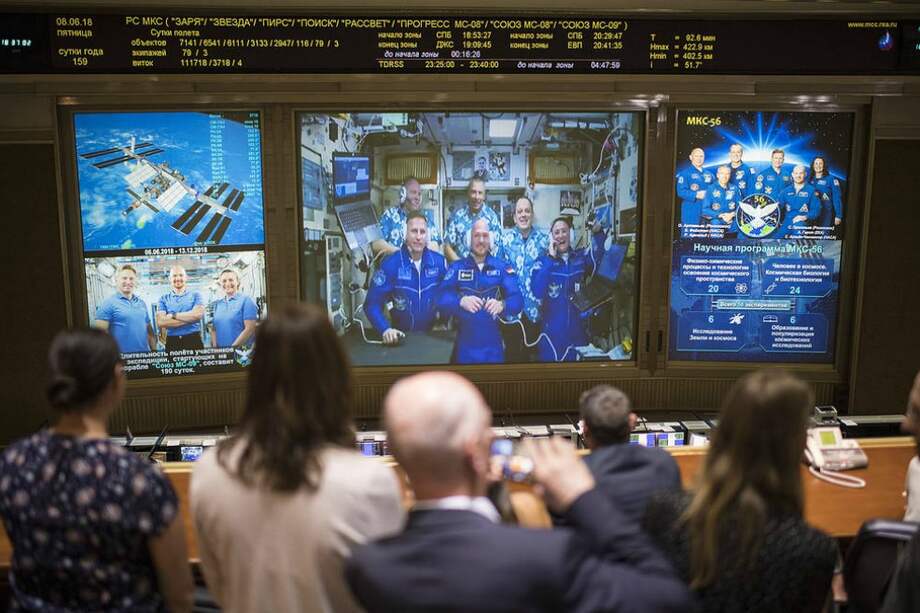 Los astronautas de la Expedición 56 llegan a la Estación Espacial Internacional. /  (NASA/Joel Kowsky)