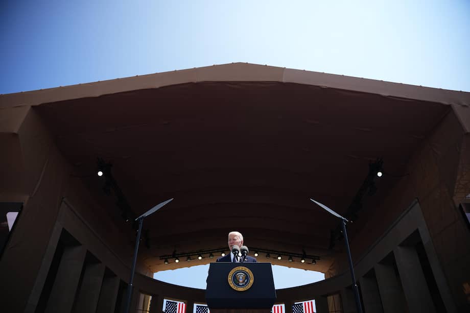 El presidente Joe Biden pronunció un discurso durante una ceremonia conmemorativa del aniversario número 80 del Día D, desde el cementerio estadounidense de Colleville-sur-Mer.