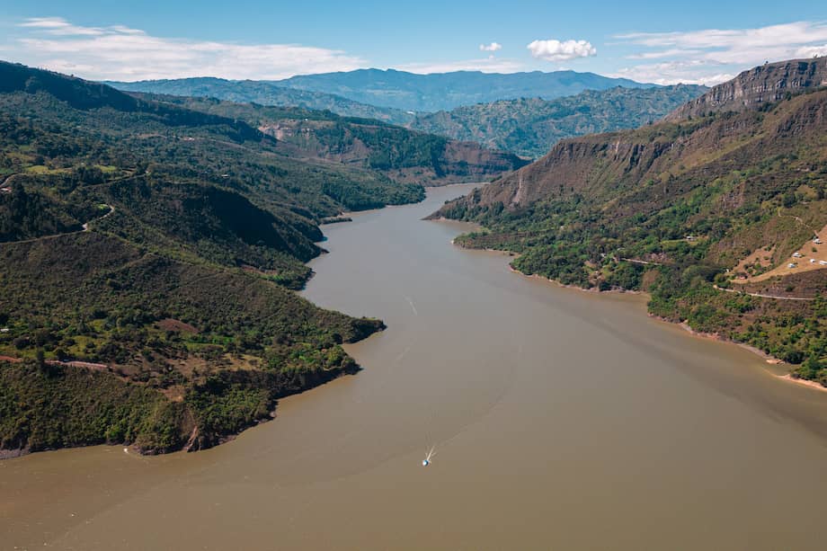 El río Batá surte al Embalse La Esmeralda, que posteriormente es utilizado para la Central Hidroeléctrica Chivor.