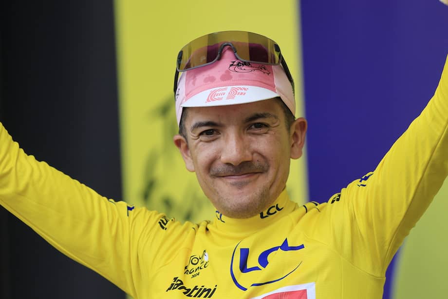  El ciclista ecuatoriano Richard Carapaz del EF Education - EasyPost celebra en el podio con el maillot amarillo de líder de la general tras la tercera etapa del Tour de Francia 2024.