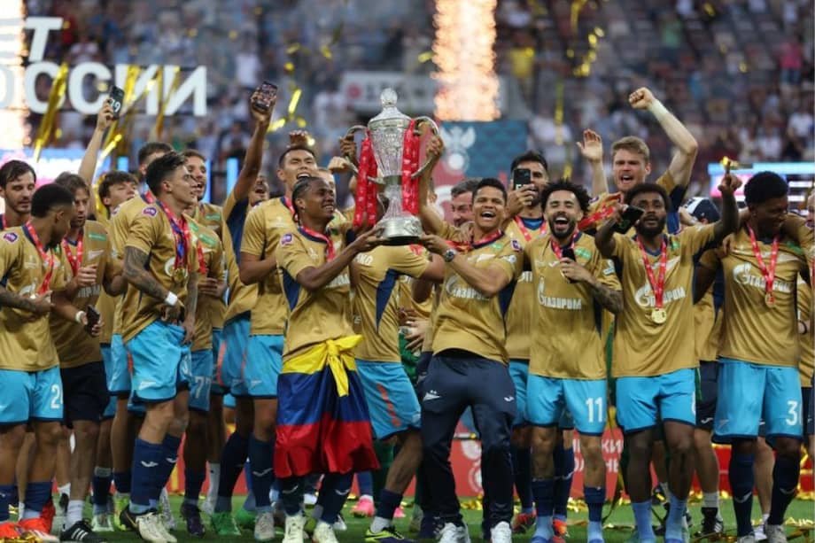 El colombiano Wílmar Barrios levanta el trofeo de la Copa de Rusia.